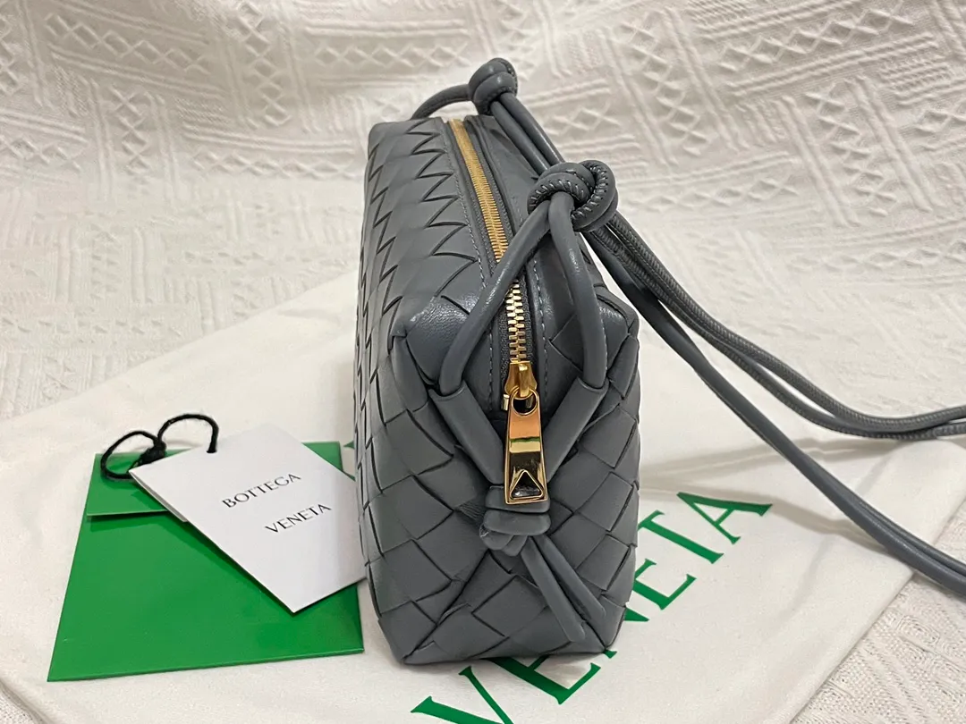 🔥Woven mini square bag, super cute. The body of the bag is made of imported sheepskin. It feels delicate, soft and light. The interior design is very practical. It is cute but does not affect its practicality. It has an adjustable leather drawstring. The style is relatively simple, but the back is more elegant. It is fashionable and has a retro charm. Size 17x10x6